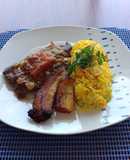 Bistec de hígado encebollado con arroz y plátano maduro
