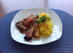 Una foto de Bistec de hígado encebollado con arroz y plátano maduro