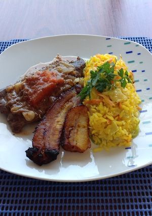 Una foto de Bistec de hígado encebollado con arroz y plátano maduro