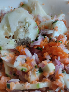 Una foto de Ensalada cremosa de pepino, zanahoria y cebolla morada🥙🫕🥯