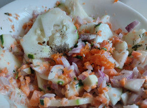 Una foto de Ensalada cremosa de pepino, zanahoria y cebolla morada🥙🫕🥯