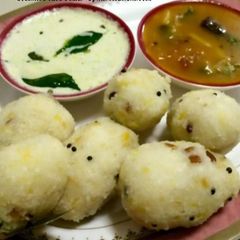 A picture of Rice Moong balls.