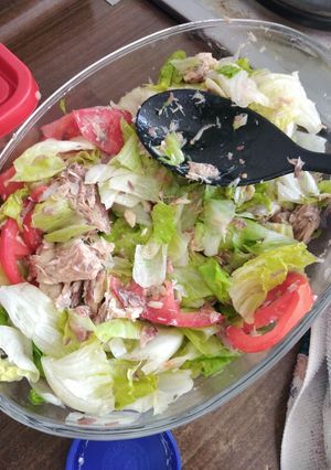 Una foto de Ensalada de tomate lechuga y jurel en agua