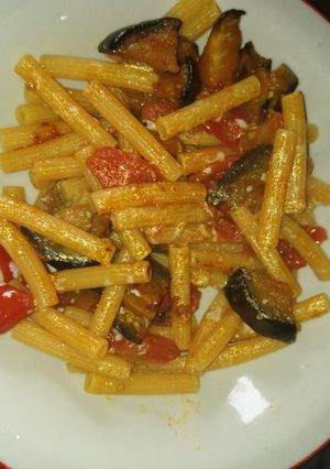Foto di Maccheroncini di farina di lenticchie con pachino e melanzane