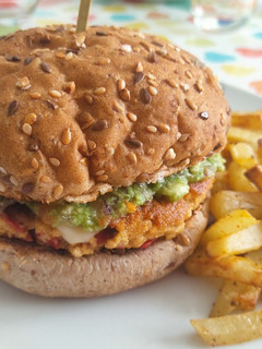Una foto de Hamburguesa de tofu y piquillo