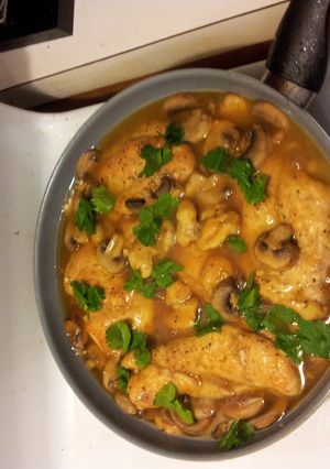 A picture of Chicken Marsala.