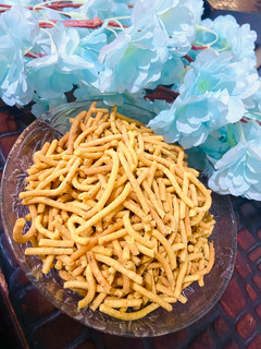 बेसन के सेव (Besan ke sev recipe in hindi) रेसिपी मुख्य फोटो