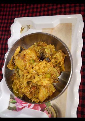 বাঁধাকপি  ও কাতলা মাছের মাথার ঘন্ট (bandhakopi o katla macher ghonto recipe in Bengali) রেসিপির প্রধান ছবি
