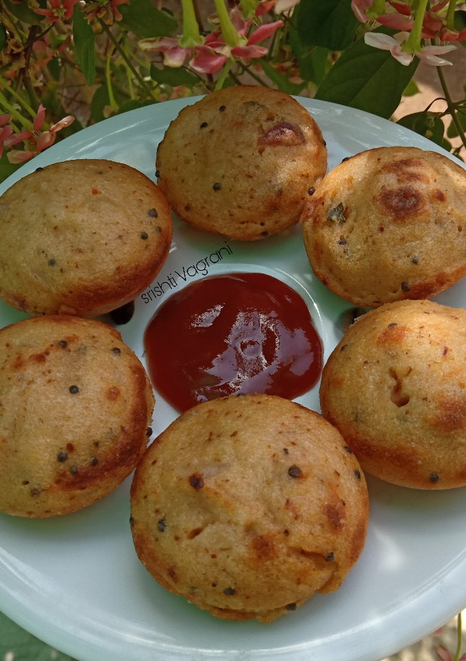 A picture of Moong Dal appe.