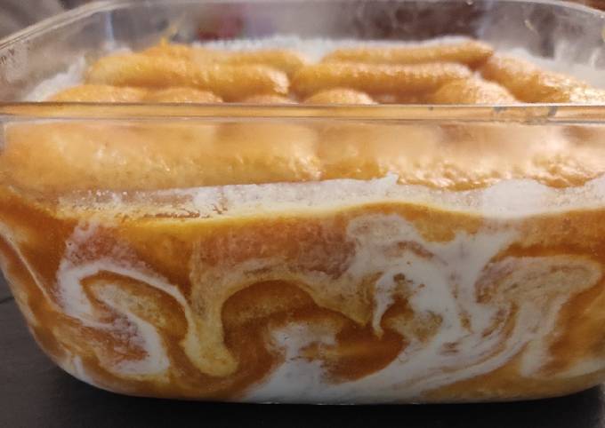 Nuovo tiramisù con"crema"di albicocche e yogurt greco