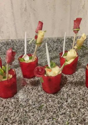 Una foto de Macetitas de ensalada rusa y flores comestibles