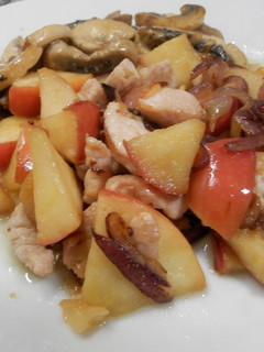 Una foto de Pavo con cebollas y manzanas