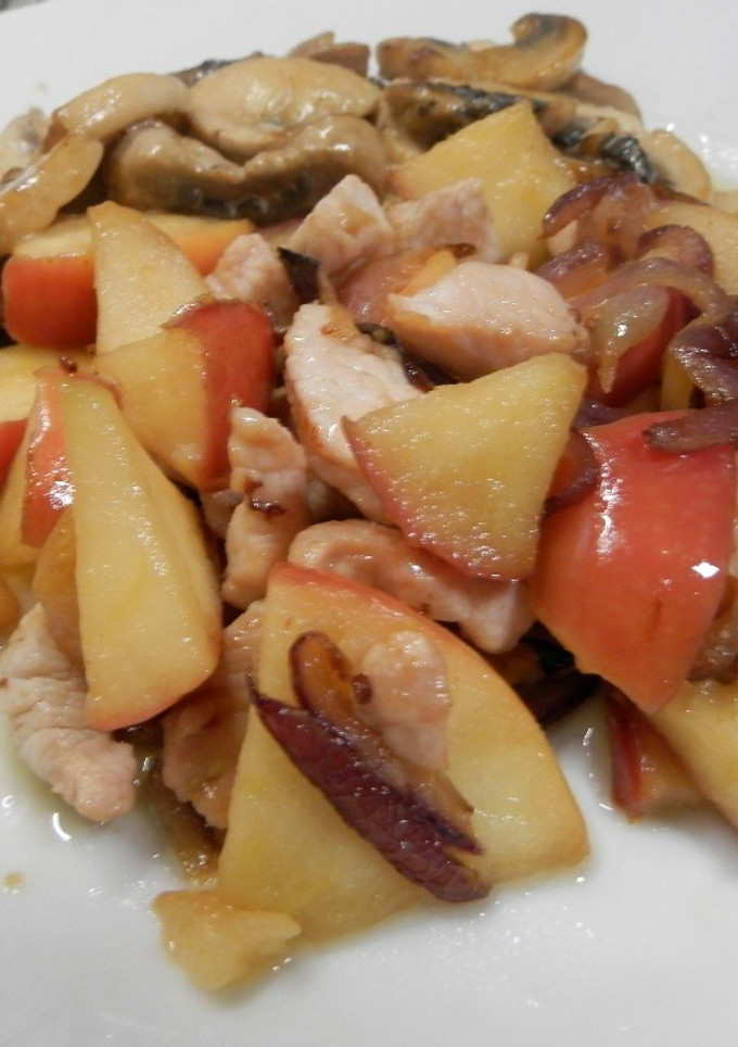 Una foto de Pavo con cebollas y manzanas