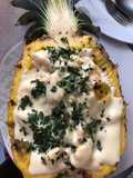 Piña rellena de mariscos