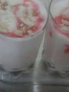 स्ट्रॉबेरी लस्सी और सुखा फ्रूट लस्सी (Strawberry lassi and dryfruit lassi recipe in hindi) रेसिपी मुख्य फोटो