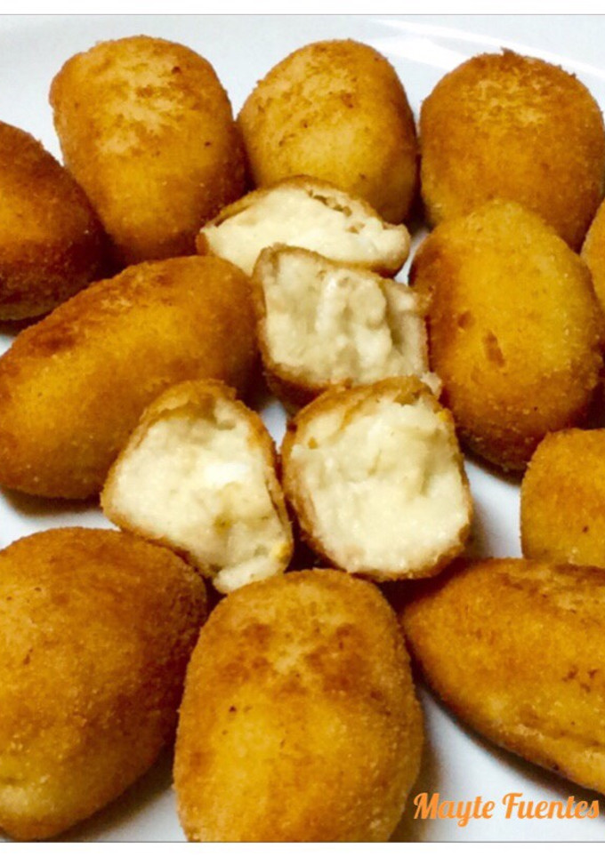 Una foto de Croquetas con merluza rebozada, atún en aceite y huevo duro