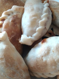 Una foto de Empanadas de carne cortada a cuchillo