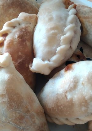 Una foto de Empanadas de carne cortada a cuchillo