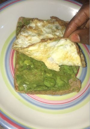 A picture of Avocado Sandwich with whole wheat bread.