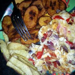 A picture of yamoplantain and scramble omlette.