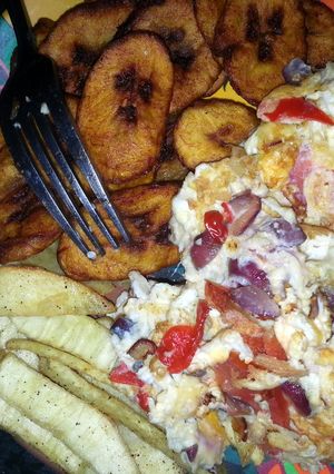 A picture of yamoplantain and scramble omlette.