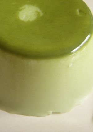 A picture of Matcha Milk Pudding Made with Gelatin.