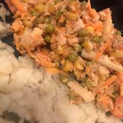 A picture of Ensalada de atún con arvejas.