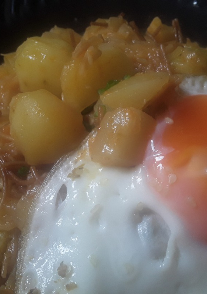 Una foto de Guiso de Calabaza blanca con papa y fideos!!!🍲🍛🍳