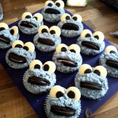 A picture of cookie monster cupcakes.