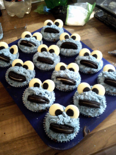 A picture of cookie monster cupcakes.