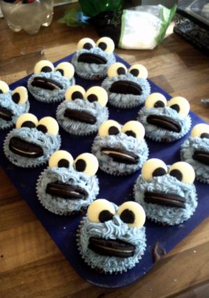 A picture of cookie monster cupcakes.