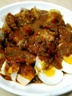 A picture of Fish Somay with Spicy Peanut sauce.