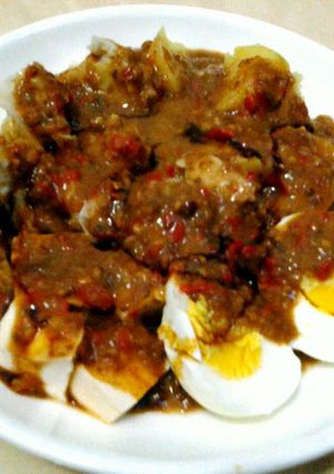 A picture of Fish Somay with Spicy Peanut sauce.