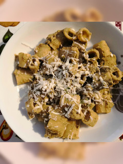 Foto di Mezze maniche con crema di carciofi e piselli