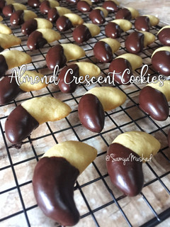 Foto resep Almond Crescent Cookies