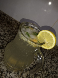 Una foto de Limonada 🍋🍋 con jengibre y arándanos 🍶