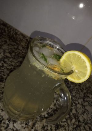 Una foto de Limonada 🍋🍋 con jengibre y arándanos 🍶