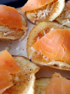 A picture of salmon topped potato crisps.