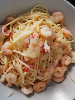 Una foto de Espaguetis con gambas y jamón