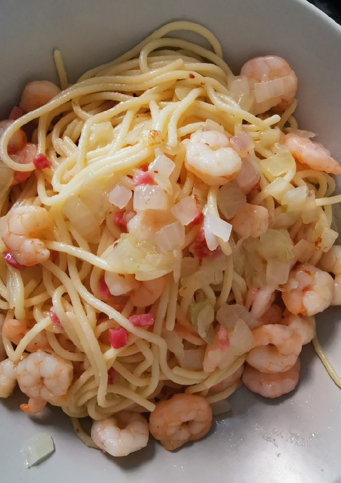 Una foto de Espaguetis con gambas y jamón