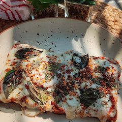 A picture of Bread Margerita Pizza.