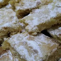 A picture of Maja's lemon squares.