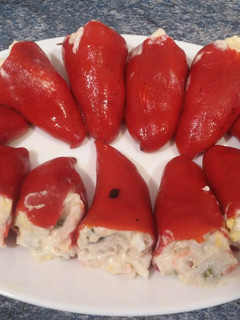 Una foto de Pimientos rellenos de ensalada de patata