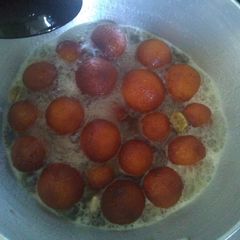 A picture of Gulab jamun.