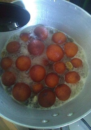 A picture of Gulab jamun.