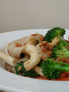 A picture of Broccoli And Mushroom With Dried Shrimp.