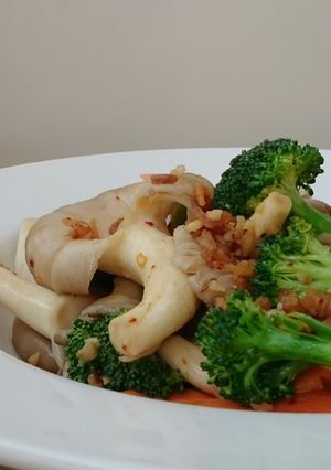 A picture of Broccoli And Mushroom With Dried Shrimp.