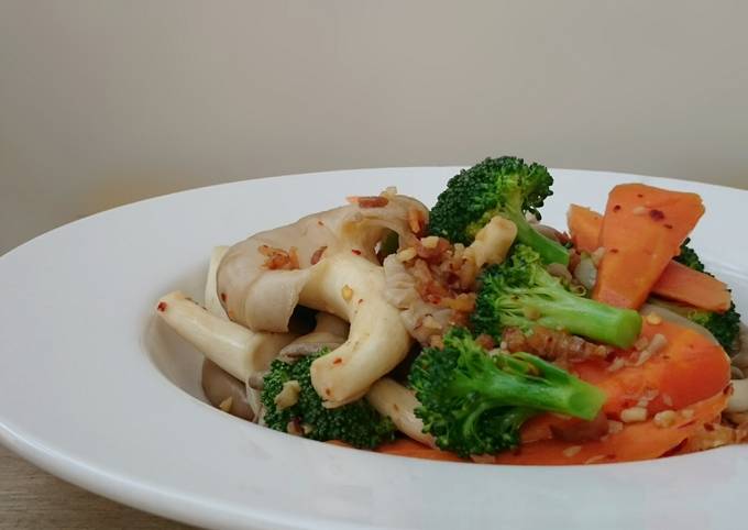 Steps to Make Quick Broccoli And Mushroom With Dried Shrimp