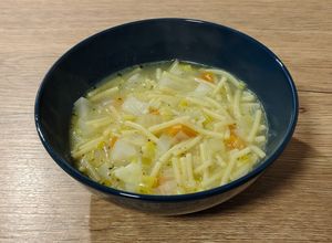Una foto de Sopa de verduras al estragón con pimienta blanca