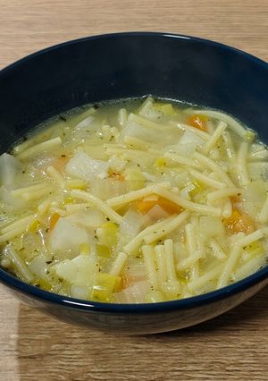 Una foto de Sopa de verduras al estragón con pimienta blanca